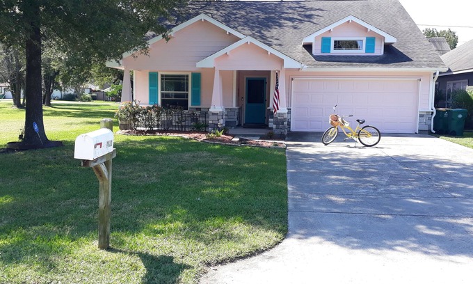 El Lago House | Experience Daydream Cottage: Beach Access and Family Fun