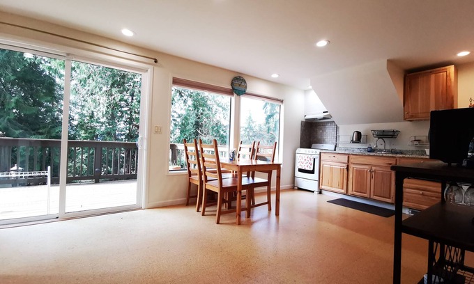 Issaquah House | Convenient Downtown Retreat with Lake Views & Spa Amenities