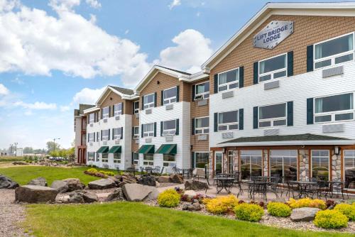 Canal Park Hotel | Unforgettable Stay at Lift Bridge Lodge with Oceanfront Views