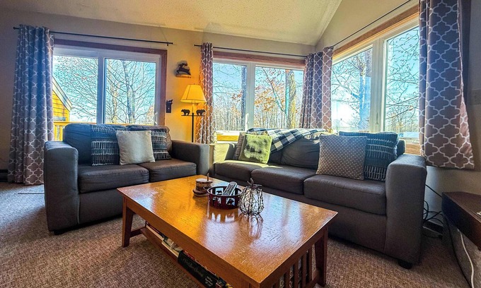 Wakefield Condo | Convenient Liftside Loft - Ski In/Out on Jackson Creek!