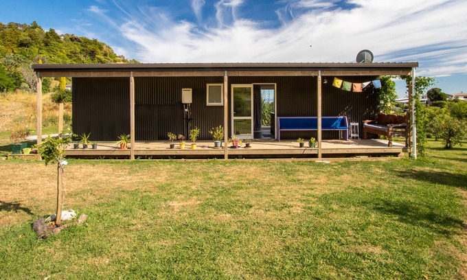 Tata Beach House | Ligar Bay Cottage - Ligar Bay Holiday Home