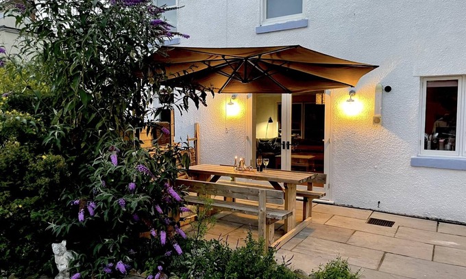 Dawlish House | Bright Coastal Retreat: Pet-Friendly Home with Garden