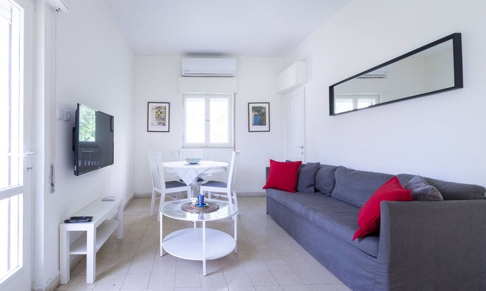 Meqor Hayyim Apartment | Bright 2 Bedroom Retreat in Old Katamon with Balconies