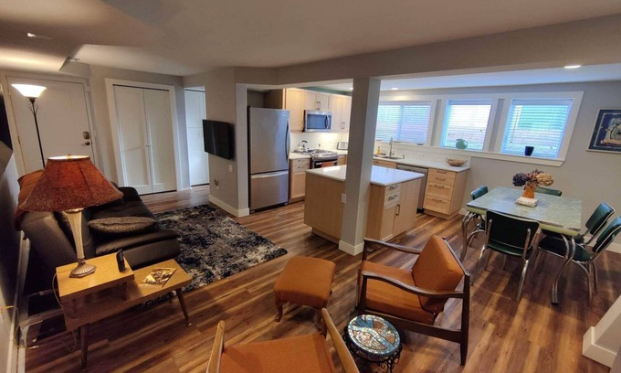 Fairmount Park House | Bright 2 Bedroom Basement Apartment with Pool & Spa