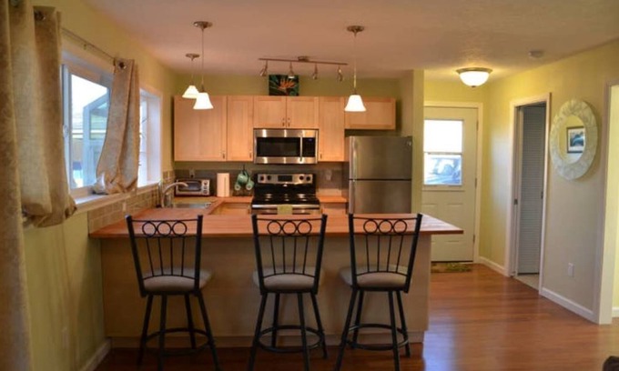 Woodstock House | Bright Family-Friendly Cottage with Kitchen - Guest Rated 9.8