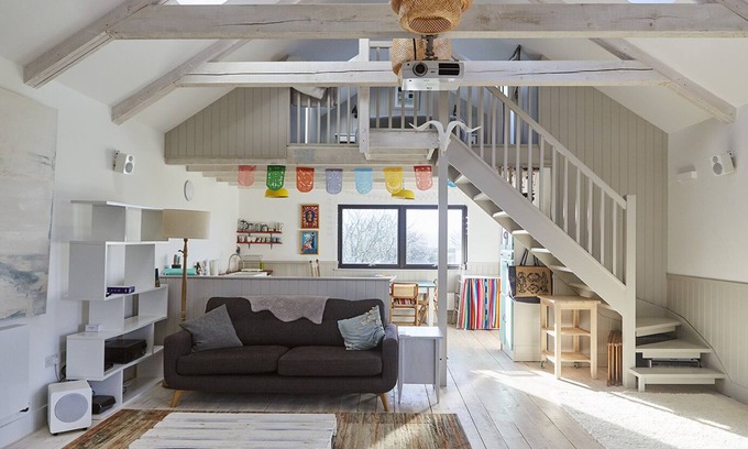 Trelil House | Bright Holiday Barn in North Cornwall with Pool & Breakfast
