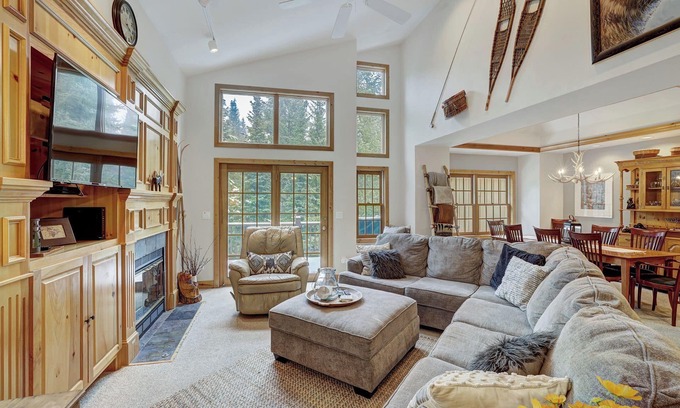 Peak 8 House | Bright and Peaceful Retreat with Spa & Hot Tub Amenities