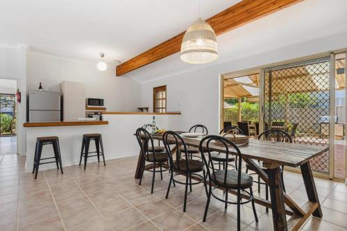 Dawesville House | Bright Pet-Friendly Beachside Retreat in Old Dawesville