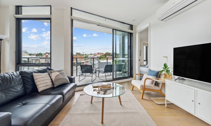 Flemington Apartment | Modern Hotel Near City, Hospitals & Airport with Spa