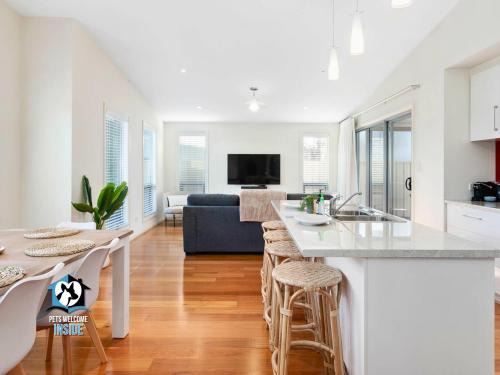 Victor Harbor House | Modern 3BR Holiday Home with Pet and Child-Friendly Amenities