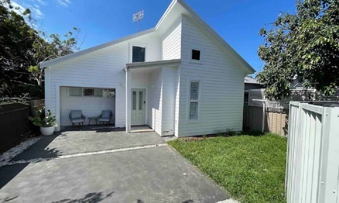 New Lambton House | Bright and Inviting Eco-Friendly Retreat with Spa Amenities