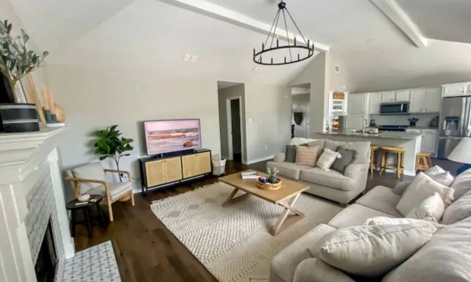 College Station House | Bright and Inviting House Steps from Texas A&M