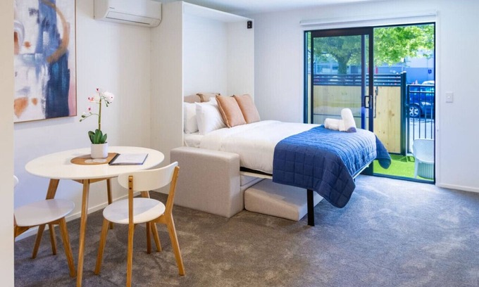 Sydenham House | Light-Filled Studio Close to South City Mall