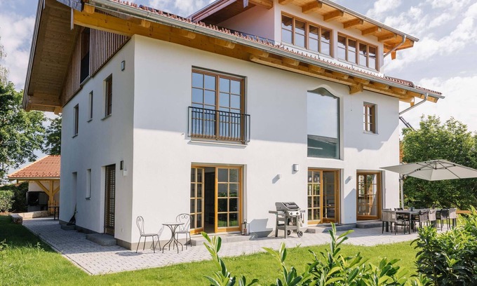 Wolkersdorf House | Idyllic Dream House with Spa and Lake Views near Alps