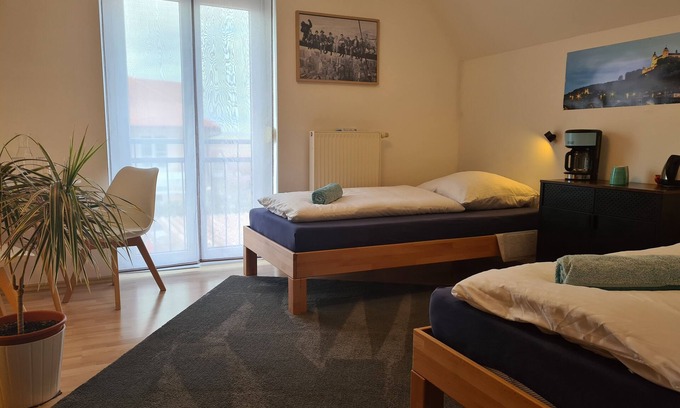 Waldbuttelbrunn Bed & Breakfast | Light-flooded room - Marienberg