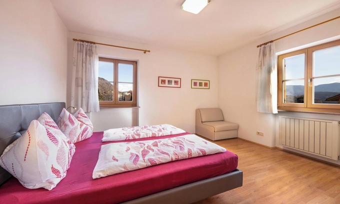 Caldaro Sulla Strada del Vino Apartment | Bright "Stompferhof Erkerwohnung" in Caldaro with Pool & Garden