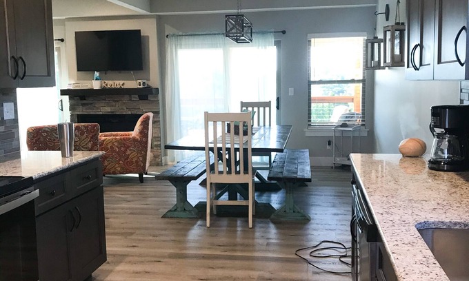Lampe House | Relax and Unwind at Light N Up on Table Rock Lake