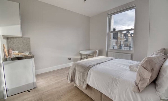 West Brompton Apartment | Charming Light Studio Flat with Spa & Pet-Friendly Perks