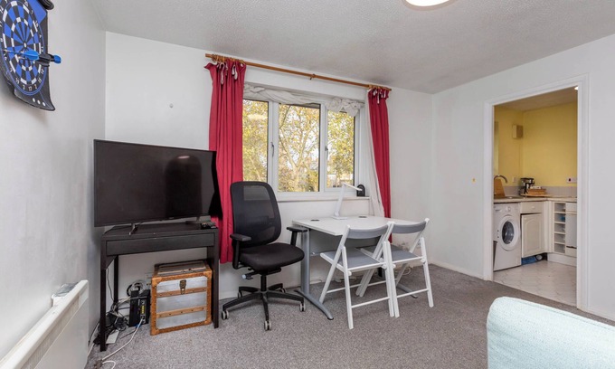 Evelyn Apartment | Stylish Light Studio Flat with Spa & Kitchen in Surrey Quays