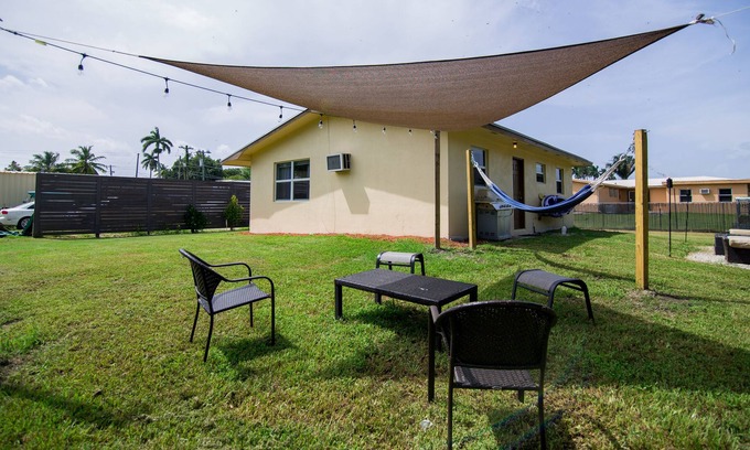 Pahokee House | Light Up Front & Back | Queen Beds | Lake | Pet Ok