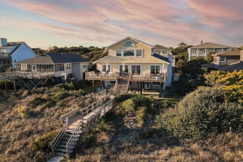 Folly Beach House | Beachfront Haven: Lighthouse by AvantStay with Game Room