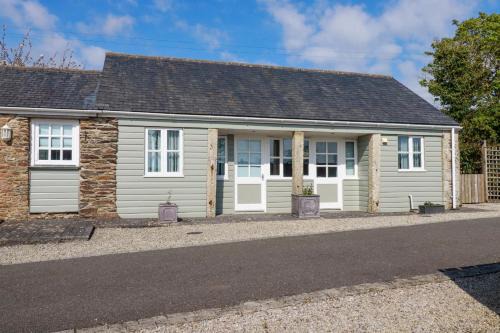 Truro House | Cozy Lighthouse Cottage: Pet Friendly 4-Star Escape
