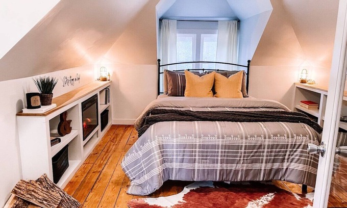 New Buffalo Cottage | Family-Friendly Lighthouse Cottage: Kids & Pets Welcome!