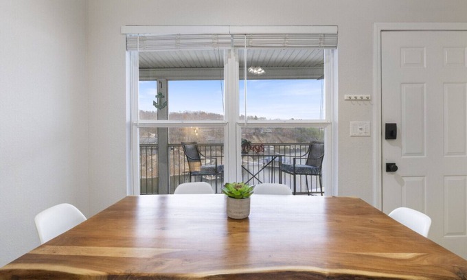 Lakeland Condo | Discover Lighthouse Retreat: Pool, Swim Dock & More Awaits!