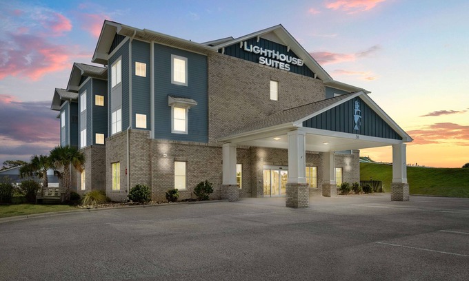 Emerald Isle Hotel | Discover Lighthouse Suites: Guest Rated 9.4 with Pool & Breakfast