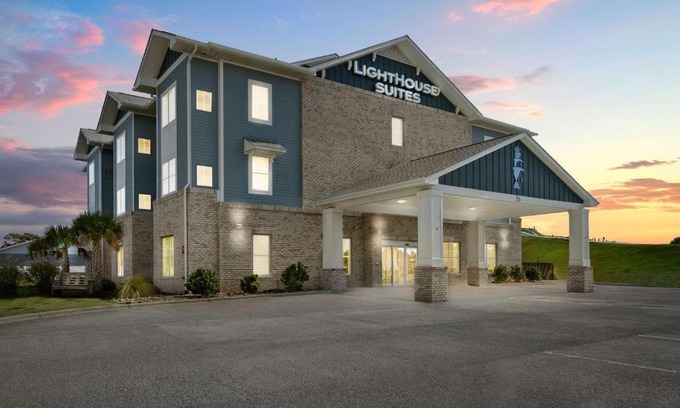 Emerald Isle Hotel | Experience Oceanfront Bliss at Lighthouse Suites