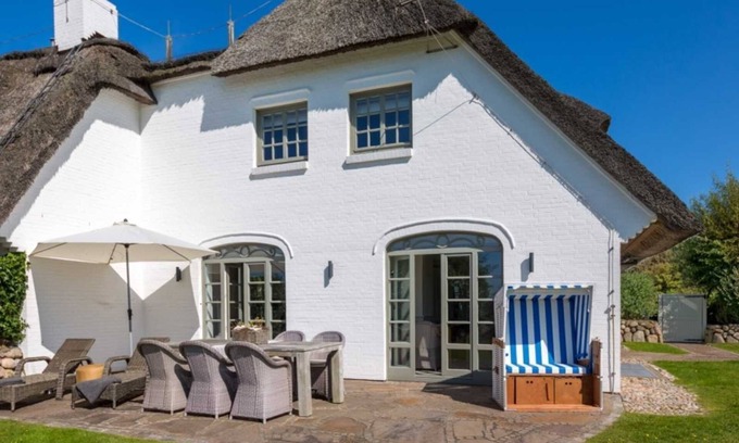 Kampen House | Scenic Lighthouse View South: Pet-Friendly Ocean Escape