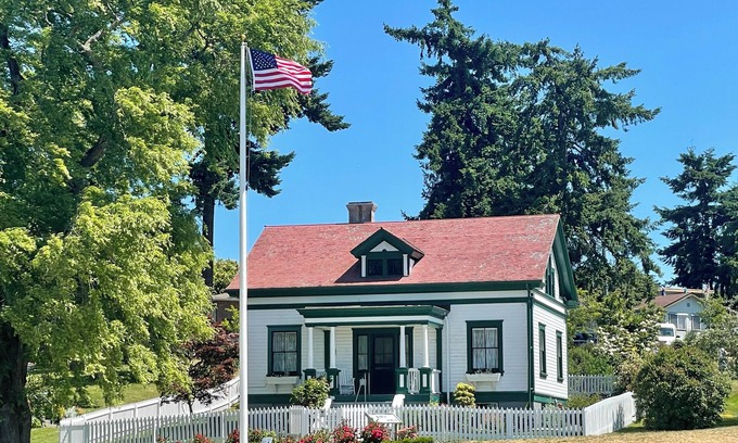 Tacoma House | Experience Lighthouse Cottage: A Premier Puget Sound Getaway