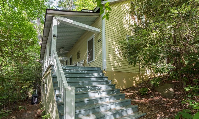 Montreat House | Lightning Bug Cottage | Rustic & Pet-friendly Home in the Heart of Montreat!
