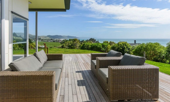Waimarama Cottage | Lightning Ridge Retreat - Waimarama Holiday Home