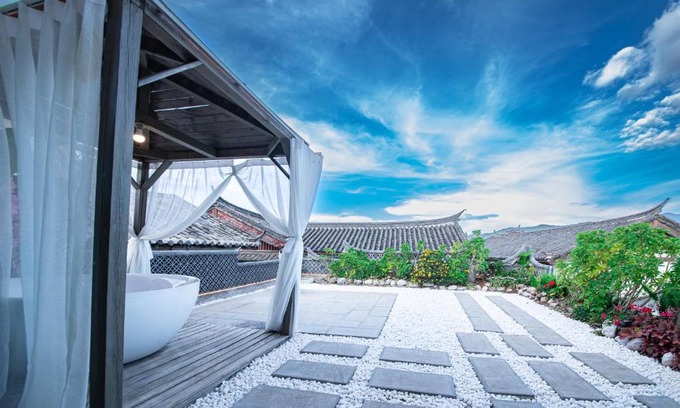 Dayan Old Town Hotel | Pet-Friendly Lijiang View Holiday Inn with Breakfast Options