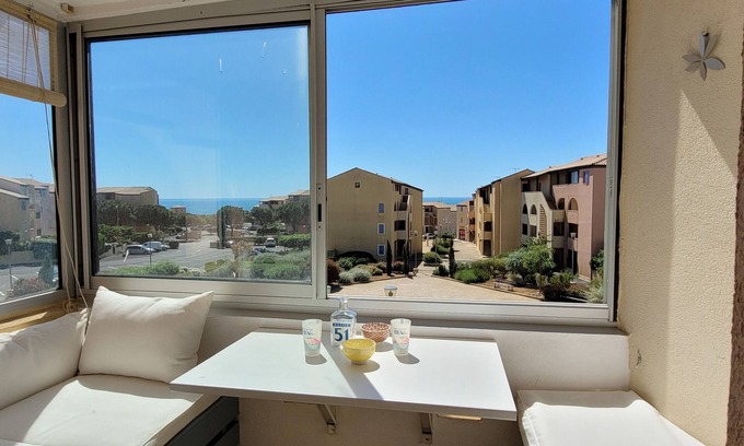 Saint-Pierre-la-Mer Apartment | Relaxing Sea View Apartment with Pool & Oceanfront Access