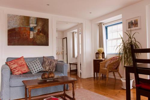 Santos Apartment | Cozy Retreat at Like Home by Madrabica - Pet Friendly Stay
