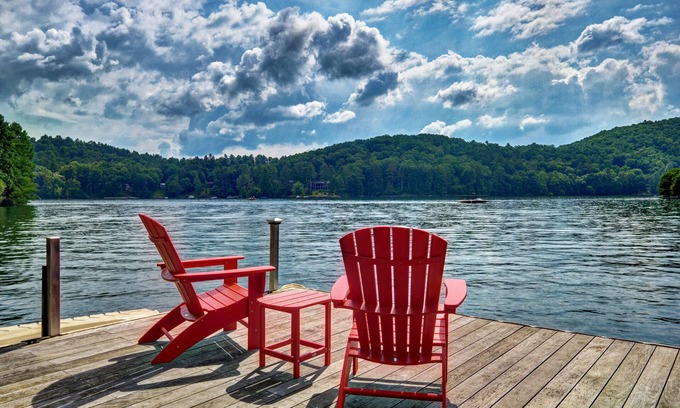 Cullowhee House | Relax by the Lake: Experience Lakeside's Top-Rated Comfort