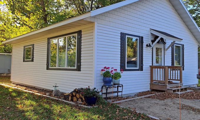 Detroit Lakes House | Experience Lil Hollywood on Lake Melissa with Amazing Amenities