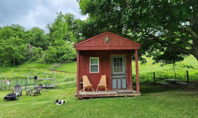 Lewisburg Cabin | Secluded Lil Red Ranch House - 10 Mins from Town!