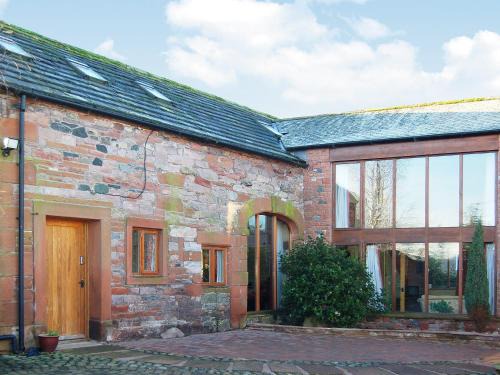 Newton Reigny House | Enchanting Lilac Barn: Family-Friendly Stay with 4 Stars