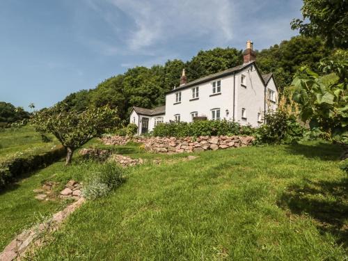 Malvern House | Elegant Lilac Cottage: 5-Star Retreat for Families & Pets