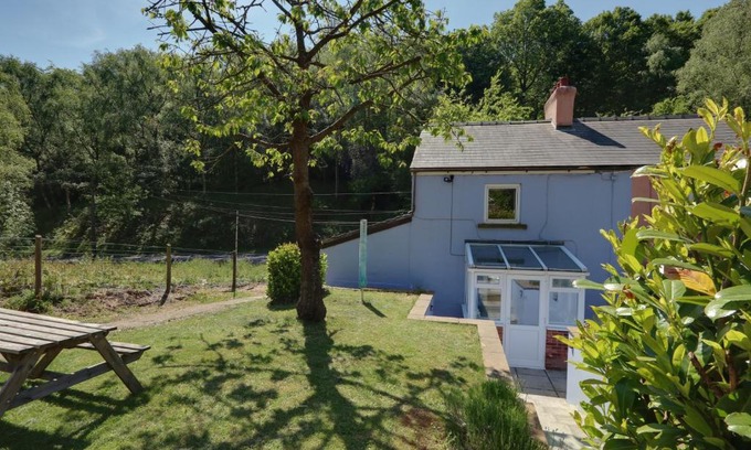 Lydney House | Welcoming Lilac Cottage: Pet-Friendly Retreat with 9.4 Rating
