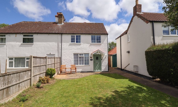 Louth Cottage | Pet-Friendly Lilac Cottage with Oceanfront Views in Grimoldby
