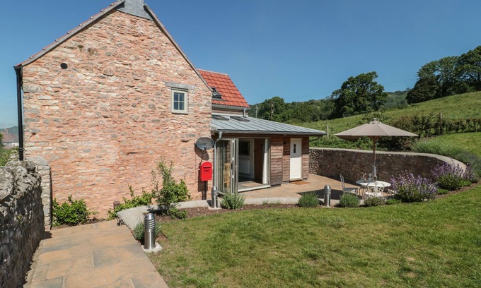 Wells House | Pet-Friendly Lilac Cottage: Characterful Retreat in Wells