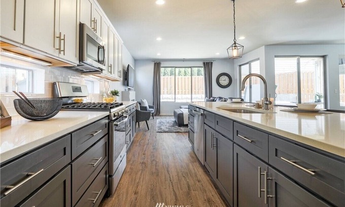 Maple Valley House | Cozy Lilac Villa with Hot Tub - Family and Pet Friendly