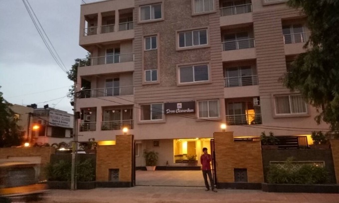 Sindhi Camp Apartment | Explore Lilas Abode Homestay: Central Location & Free Wi-Fi