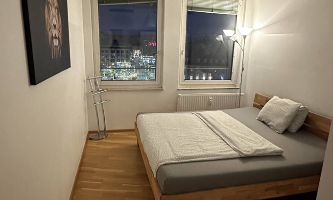 Graz City Centre Apartment | Central Graz Retreat: Family-Friendly with Spa & Kitchen