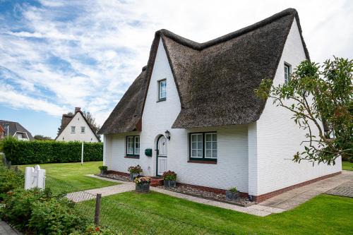 St. Peter-Ording House | Experience Lille Dröm: 4-Star Pet and Child Friendly Haven
