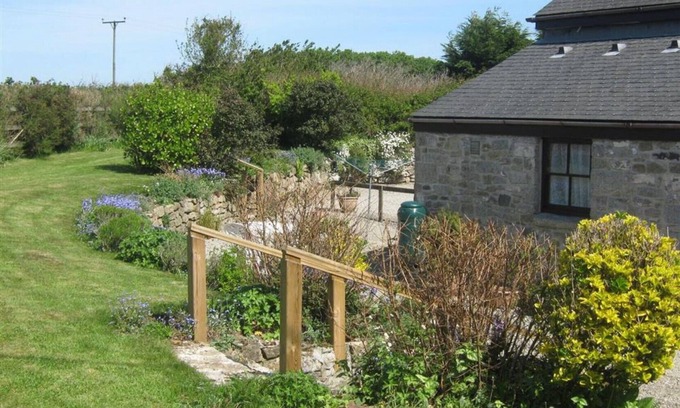 Penryn Cottage | Discover Lilliput in Mabe: Breathtaking Countryside Views